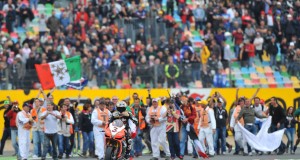 (2 volte) Campione del Mondo con una moto italiana: Max ce l’ha fatta, Valentino no. Una storia che racchiude due lezioni di vita.