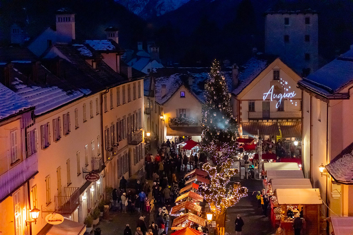 A Natale puoi viaggiare tra Italia e Svizzera in un treno da fiaba: borghi e mercatini unici