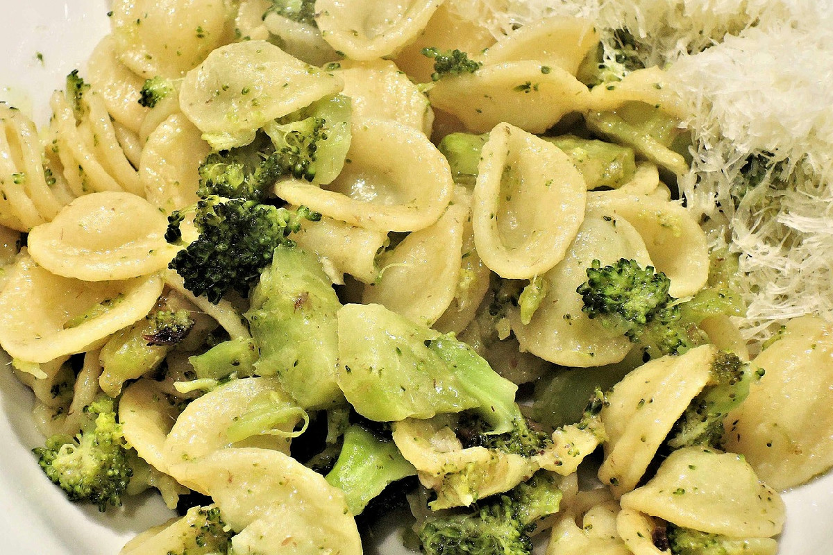 Orecchiette e cime di rapa come in Puglia: il trucco della tradizione per un primo iconico