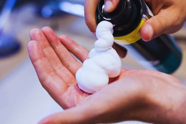 Con la schiuma da barba elimini macchie impossibili: 7 idee geniali per una casa lucidissima