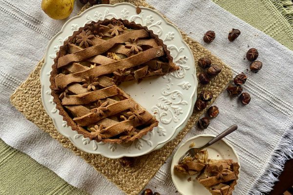 Se ami i dolci d’autunno questa crostata con castagne, pere e gianduia è una merenda da sogno