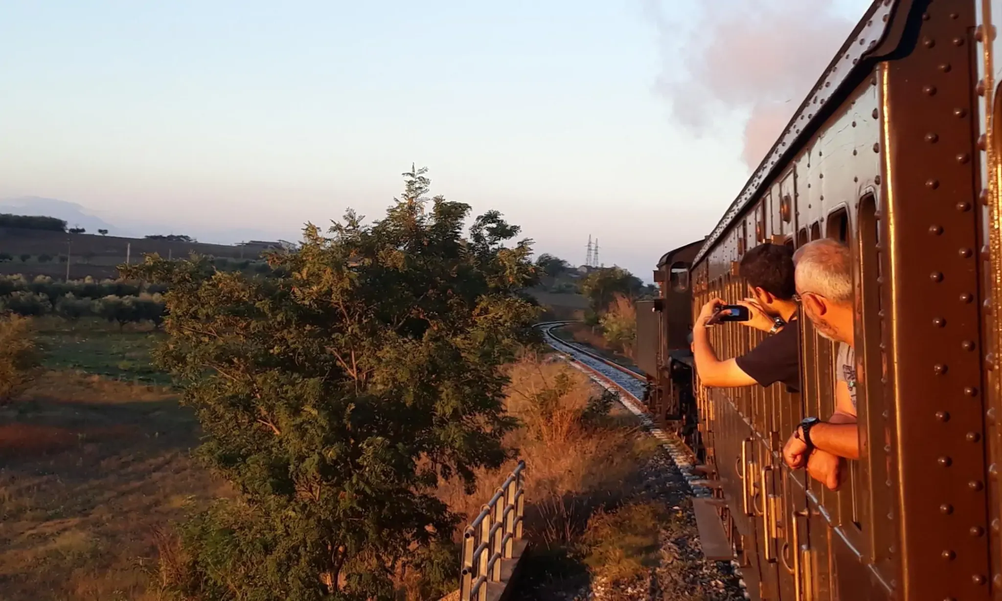 Da Trieste parte un treno anni '30 verso Tarvisio: boschi innevati e leggende dei Krampus